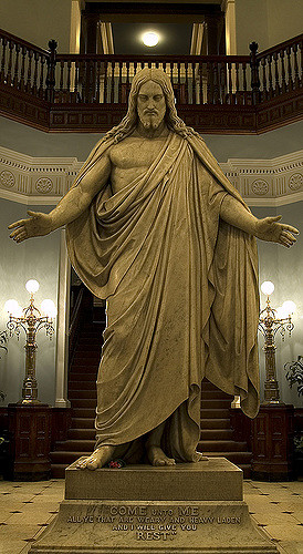 statue